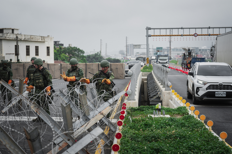 PD
工兵群桃機周邊4線道路架設阻絕設施
國軍立即備戰操演25日進入第4天，53工兵群於桃園
機場周邊道路進行阻絕架設演練。
中央社記者游凱翔攝　115年6月25日