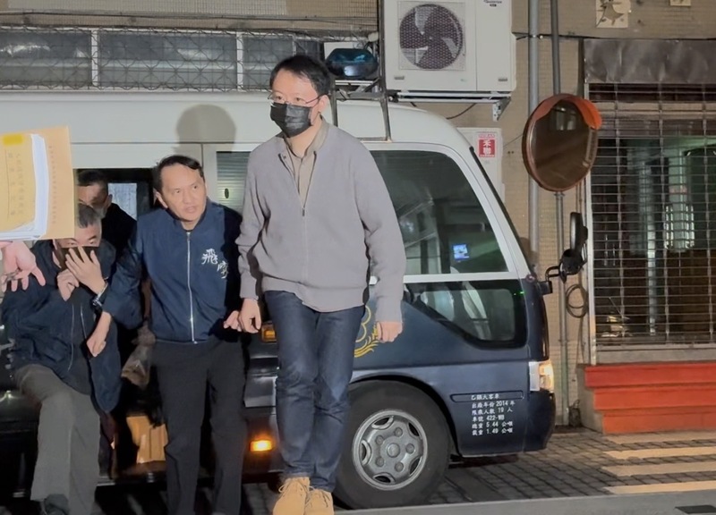 新北地檢署偵辦愛爾麗診所偷拍案，25日起訴總裁常如山等7人。圖為5月7日凌晨，特助張元齡（右起）、常如山、設備商謝金亨移送至新北地院等候開庭。