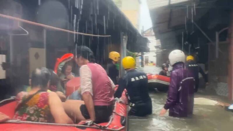 屏東縣25日降下豪大雨，潮州鎮富春里一度水深及
腰，警消以橡皮艇協助撤離民眾。資料照片。 
（富春里長施妙瑛提供）