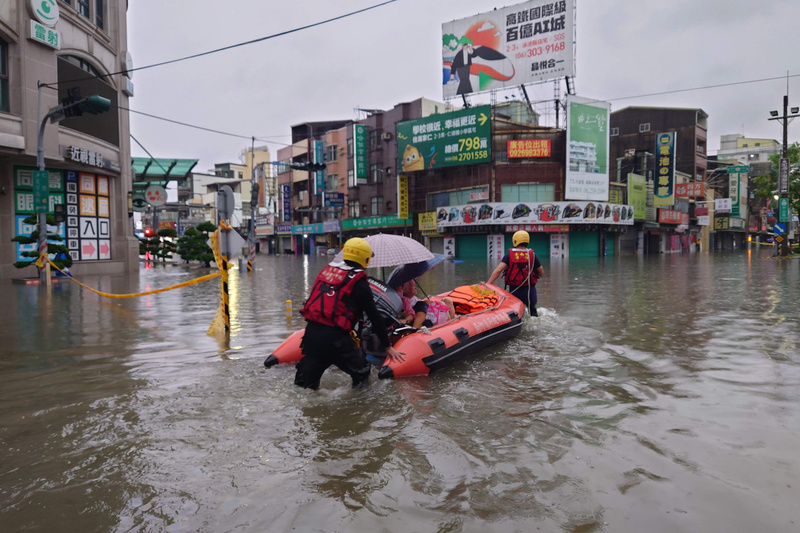 台南地區26日凌晨出現明顯雨勢，仁德區接近國道1號仁德交流道附近積淹水嚴重，消防局出動橡皮艇協助行動不便長者撤離。