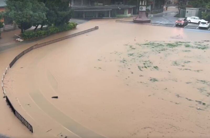 豪雨來襲，新竹縣新埔國中校園積水。（新竹縣政府提供）