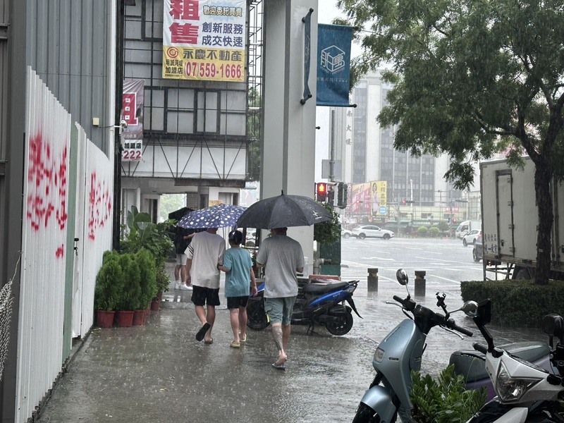受鋒面及西南風影響，高雄近日持續降下豪雨，美濃、大樹、旗山等累積雨量逾500毫米，市區平地多處累積雨量也達24小時累積雨量逾350毫米的大豪雨等級。