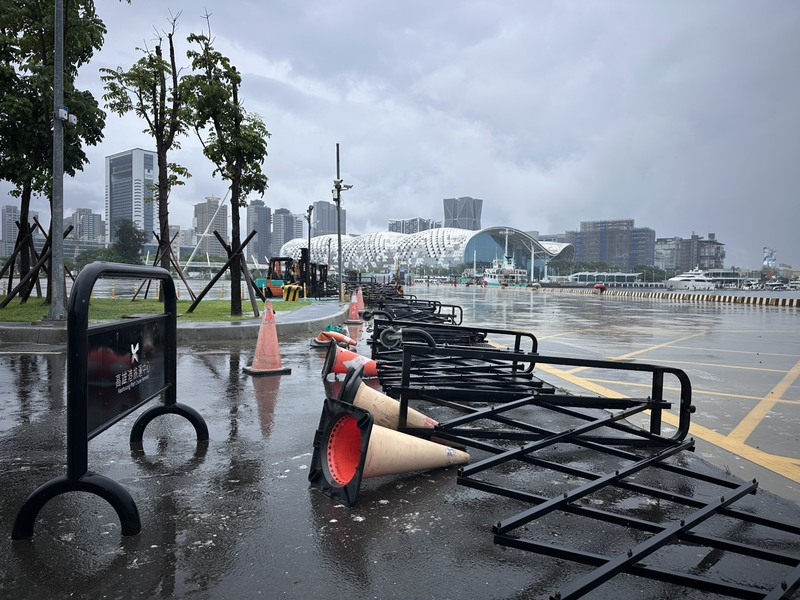 受鋒面接近及西南風增強影響，高雄豪雨不斷，桃源區宣布今天停班停課。圖為倒在地上的高雄港旅運中心鐵製護欄。