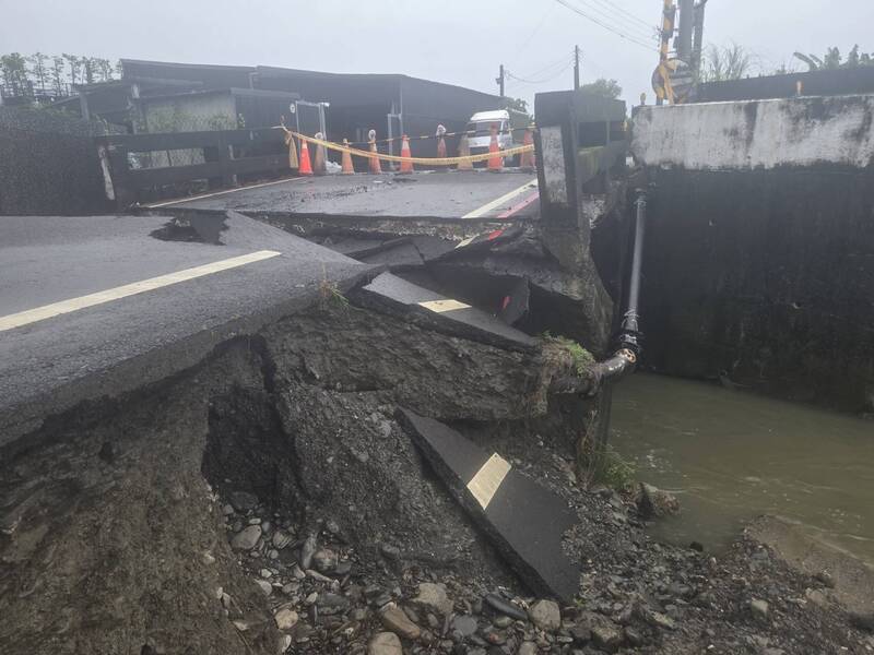 屏東縣豪雨成災，26日萬巒鄉通往潮州的鹿寮橋面斷裂、路基掏空。
