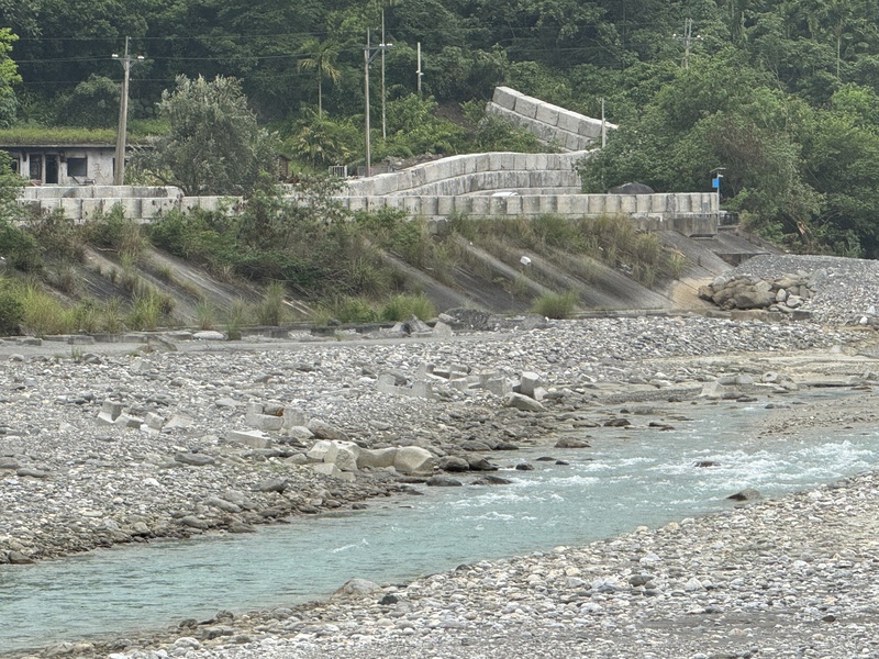 花蓮縣萬里溪堰塞湖集水區預估降雨量下修，林業及自然保育署花蓮分署26日宣布解除黃色警戒。