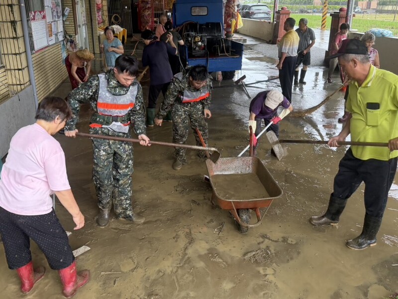 國軍第四作戰區26日派出官兵，與民眾協力清除活動中心淤泥，恢復家園環境。（第四作戰區提供）