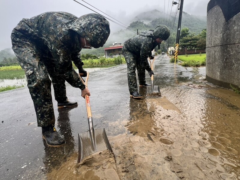 國軍第四作戰區官兵26日清除道路積淤，確保排水系統暢通，降低二次淹水風險。（第四作戰區提供）