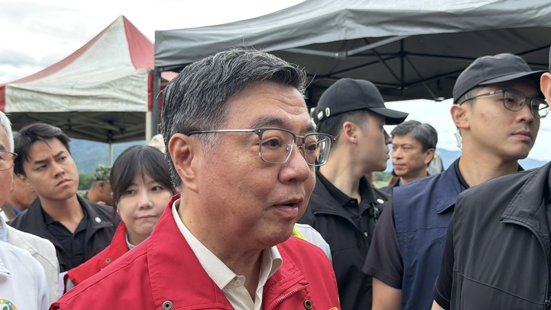行政院長卓榮泰(前中)27日至屏東視察近日豪雨造成淹水情形與關心水利工程等，並針對行政院政務委
員、經貿談判辦公室總談判代表楊珍妮涉職場霸凌案，說明行政院立場。