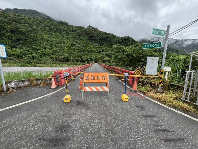 花蓮萬里溪堰塞湖紅色警戒27日中午發布，可能24小時內溢流，西寶大橋預警性封閉。（花蓮縣府提供）