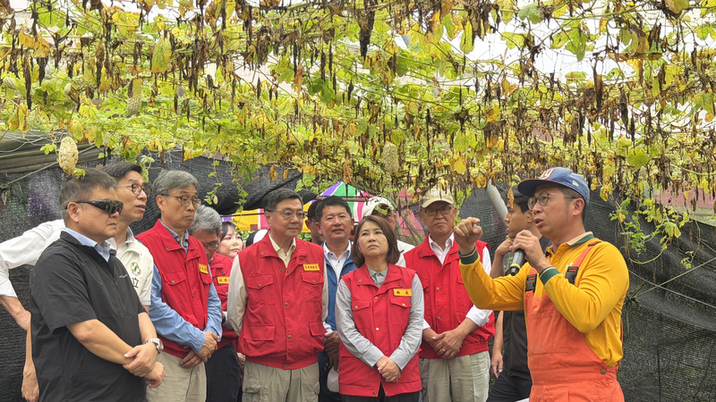 行政院長卓榮泰（前中左）日前南下屏東九如視察農損，縣長周春米（前中右）一同前往，並聽取農民說明苦瓜因大雨損害情形。