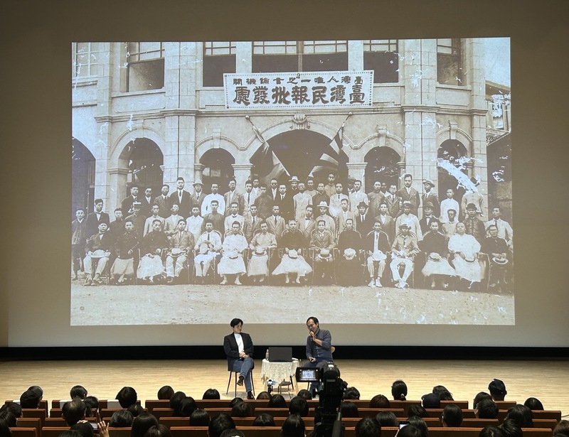 作家楊双子（後左）27日在台北與作家朱宥勳（後右）以「他們沒在寫小說的時候」為題對談。