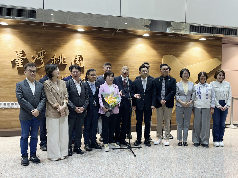 立法院長韓國瑜（右6）率跨黨派立委訪問美國華府，27日晚間返台時表示，4大目標全部達成，能感
受到美國國會對台灣的強烈支持與友好。