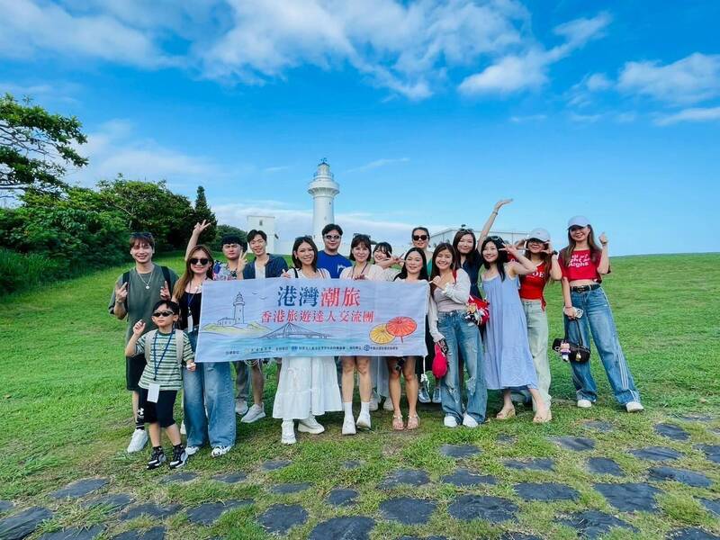 為推廣台港觀光交流與南台灣旅遊，策進會委託中華民國全國商業總會於22日至27日舉辦「港灣潮旅－香港旅遊達人交流團」，邀集15位香港網紅來台。圖為團員體驗墾丁碧海藍天。