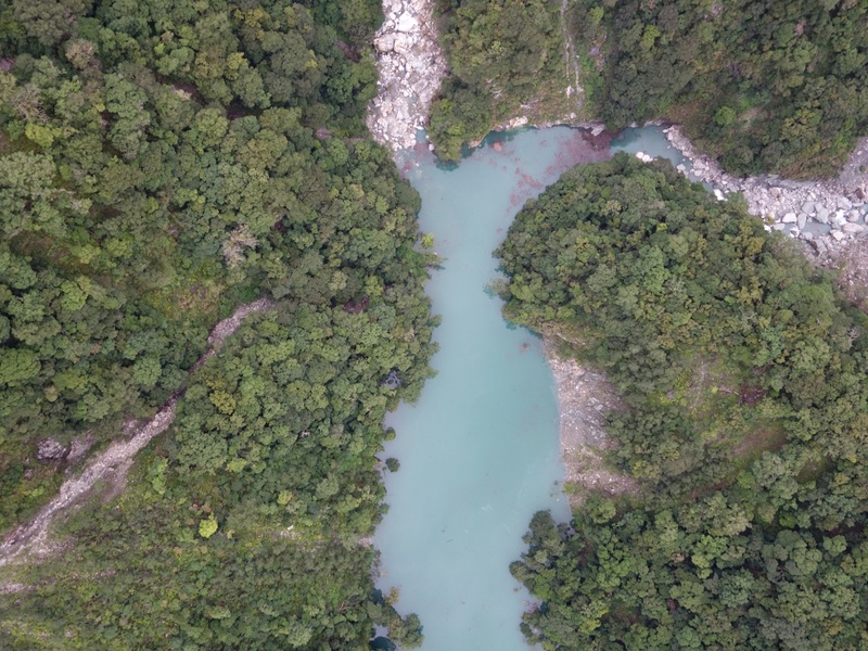 空勤總隊協助，接運成大團隊至萬里溪堰塞湖上空，人員吊掛垂降順利將水位計投放於湖面監測水位。圖為萬里溪堰塞湖空拍畫面。
（林業及自然保育署花蓮分署提供）