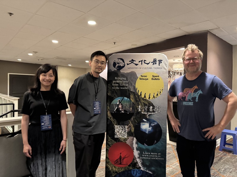 剪輯黃嘉文（左起）、導演周東彥與FUSEBOX藝術節總監柏利在VR短片「霧中」映後合影。
（駐休士頓辦事處臺灣書院提供）