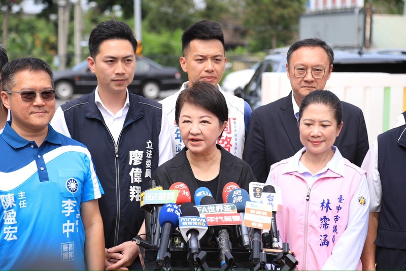 立法院會日前擋下行政院版無人機條例草案，台中市長盧秀燕（前中）29日接受媒體聯訪時表示，她支持由立法院國民黨團提出的版本，並建議金額為新台幣2400億元，可以放在一般預算當中分6年編列，每年是400億元，但詳細數字可以再調整、再協商。
（台中市政府提供）