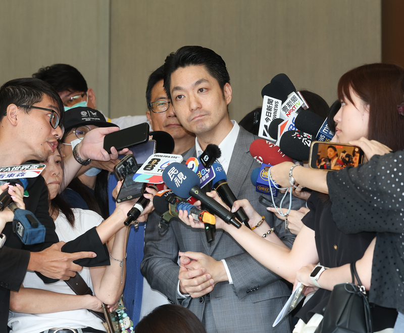 台北市長蔣萬安（前中）29日在台北出席「內湖康樂街136巷公辦都更案」簽約典禮，會前接受媒體訪問。
