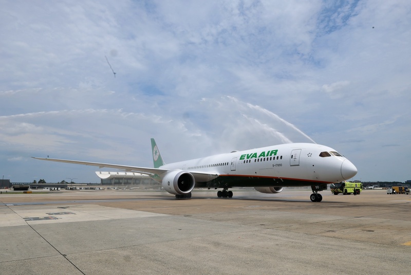 華盛頓機場管理局安排水門儀式迎接桃園至華盛頓特區首航班。
（長榮航提供）