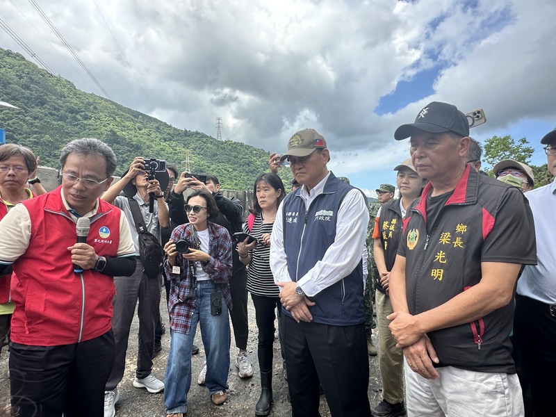 萬里溪堰塞湖雖已降為黃色警戒，行政院政務委員季連成（前右2）29日仍赴花蓮視察萬里溪堤防加高等相關整備情形。