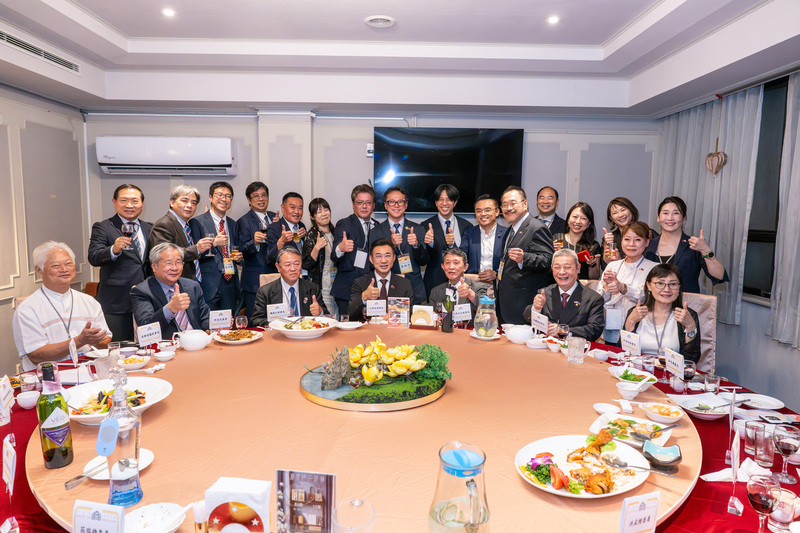 立法院副院長江啟臣（前排中）款宴「日本中華聯合總會回國致敬團」訪問團一行，強調「日本中華聯合總會」在日本深具影響力，每年不忘回台灣訪問、心繫台灣，熱愛中華民國，他並向在座來賓表達感謝之意。
（立法院提供）