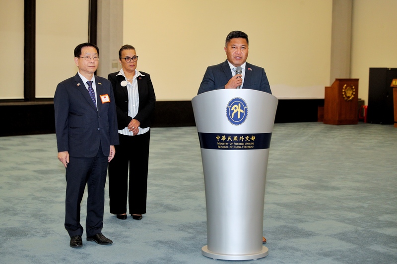 馬紹爾群島共和國外交暨貿易部長康仁德（右1）伉儷訪團一行7人訪台，康仁德29日晚間在桃園國際機場發表談話。