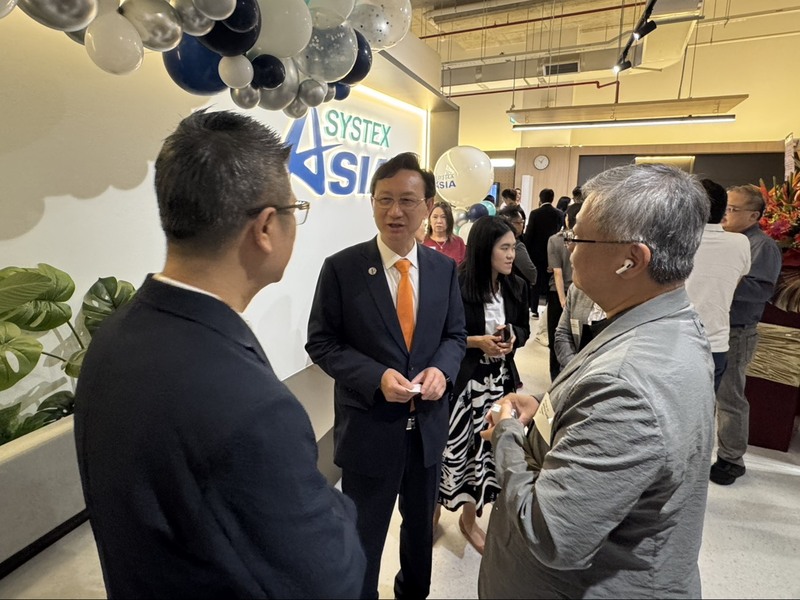 資訊服務商精誠搶攻東南亞市場版圖，於新加坡成立SYSTEX Asia東南亞營運總部，成為拓展亞洲市場的樞紐。駐新加坡代表童振源（左2）等人出席開幕。