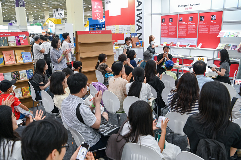 韓國首爾國際書展28日落幕，台灣館備受矚目。書展期間，繪本作家賴馬在首爾與韓國讀者見面，吸引大批親子參與活動。
（文策院提供）