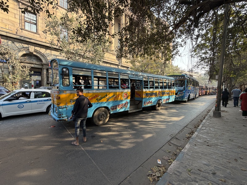 應對高溫，印度坦米爾那都邦未來採購公車時，將只購買配備冷氣的巴士。圖為印度當地的公車。