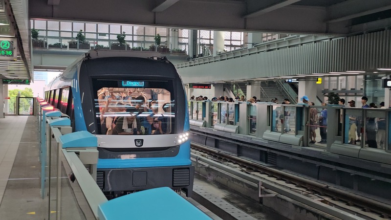 新北捷運三鶯線30日通車，下午2時起開放免費試乘，各站湧現排隊體驗人潮，列車車廂擠入滿滿乘客。