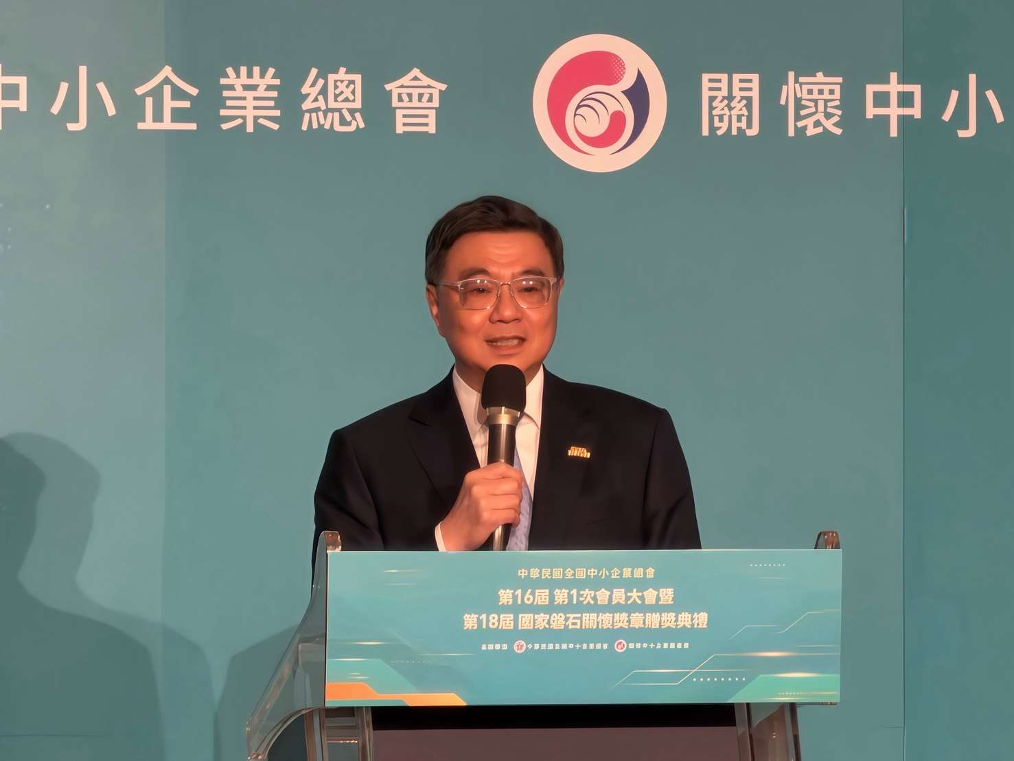 行政院長卓榮泰23日出席「中華民國全國中小企業總會第16屆第1次會員大會暨第18屆國家磐石關懷獎章贈獎典禮」。(鄭佑漢 攝)