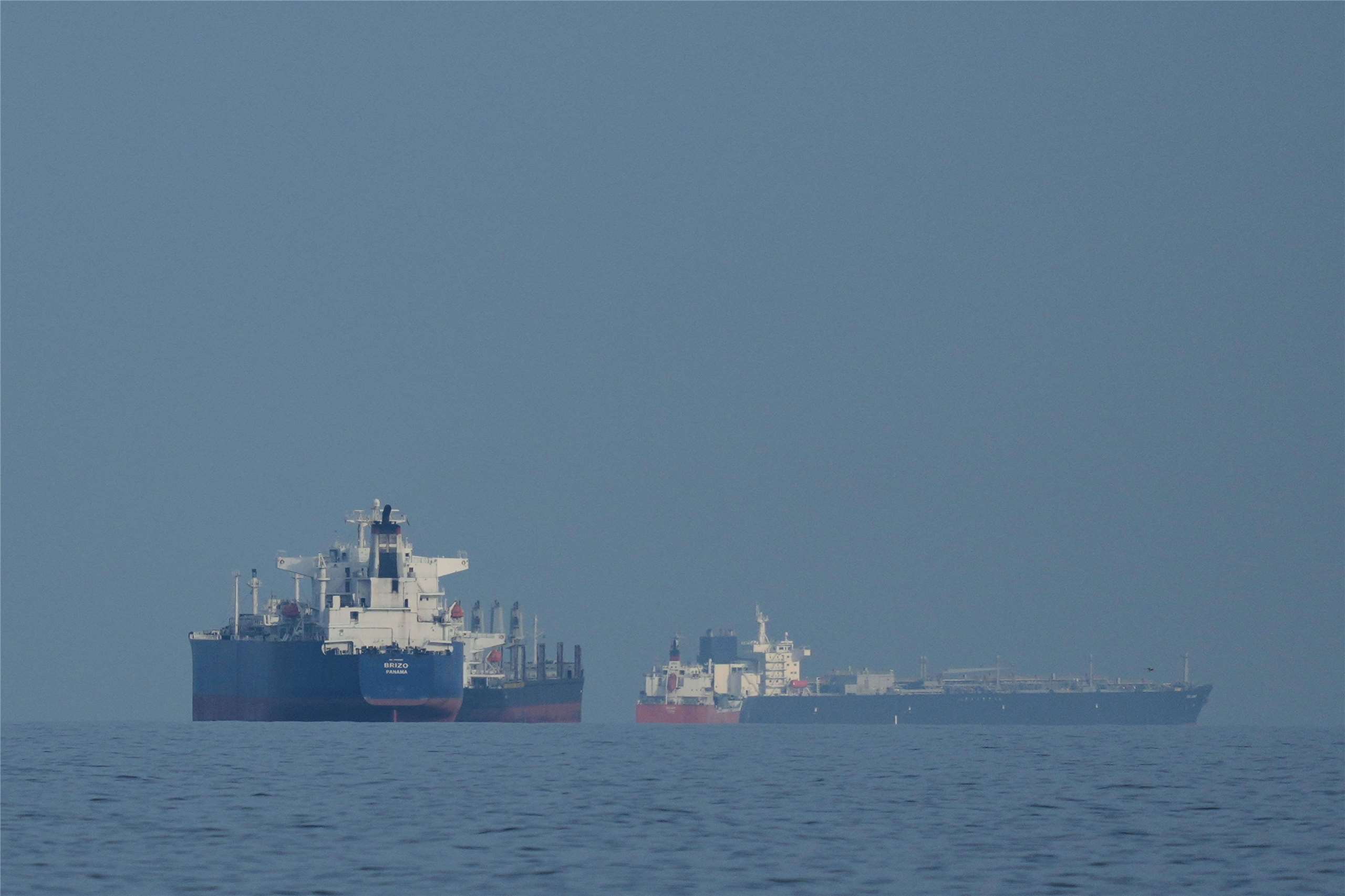 長榮長麗輪在通過荷莫茲海峽期間，於台北時間25日晚間9時55分時，航經阿曼Khawr Naiwah東南方3.6海浬處，駕駛台上層建築右舷遭不明物體撞擊。圖為多艘油、貨輪等待通過荷莫茲海峽。資料照。