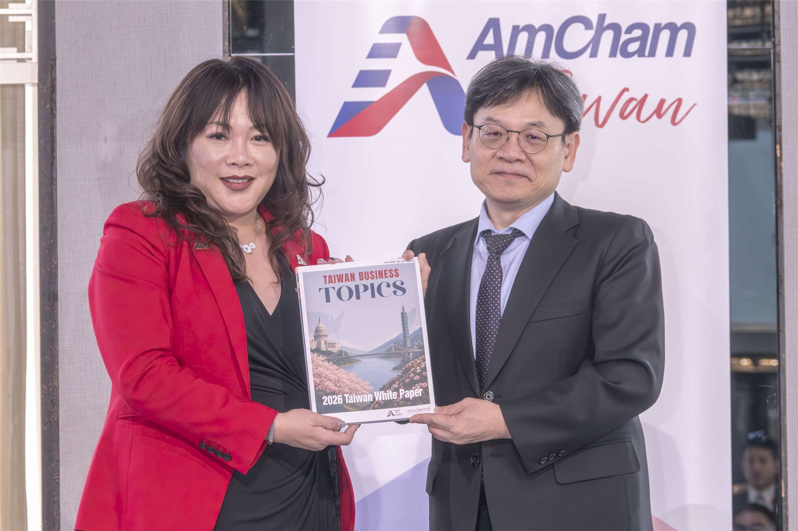 國家發展委員會主委葉俊顯代表政府接受台灣美國商會發布的《2026台灣白皮書》。(國發會提供)