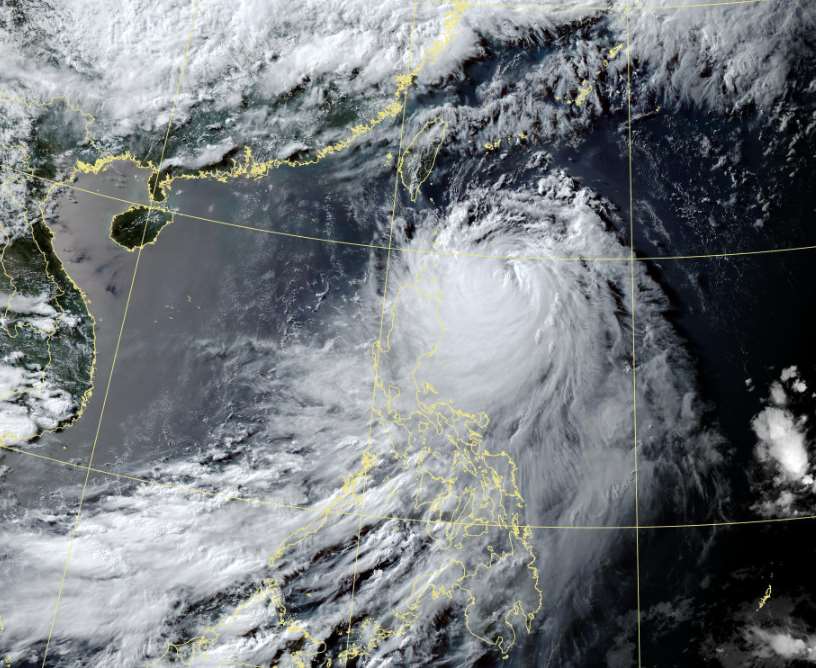 強烈颱風米克拉(Typhoon Mekkhala)23日正在菲律賓東北部附近海面，預估登陸菲國可能性不大，仍有可能為北部地區帶來淹水、土石流等災情。(圖取自中央氣象署)
