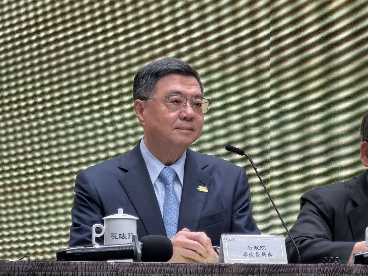 針對2026年IMD世界競爭力排名台灣躋身全球前四，行政院長卓榮泰18日召開記者會表示，國際肯定台灣民主制度及經濟韌性。(鄭佑漢 攝)