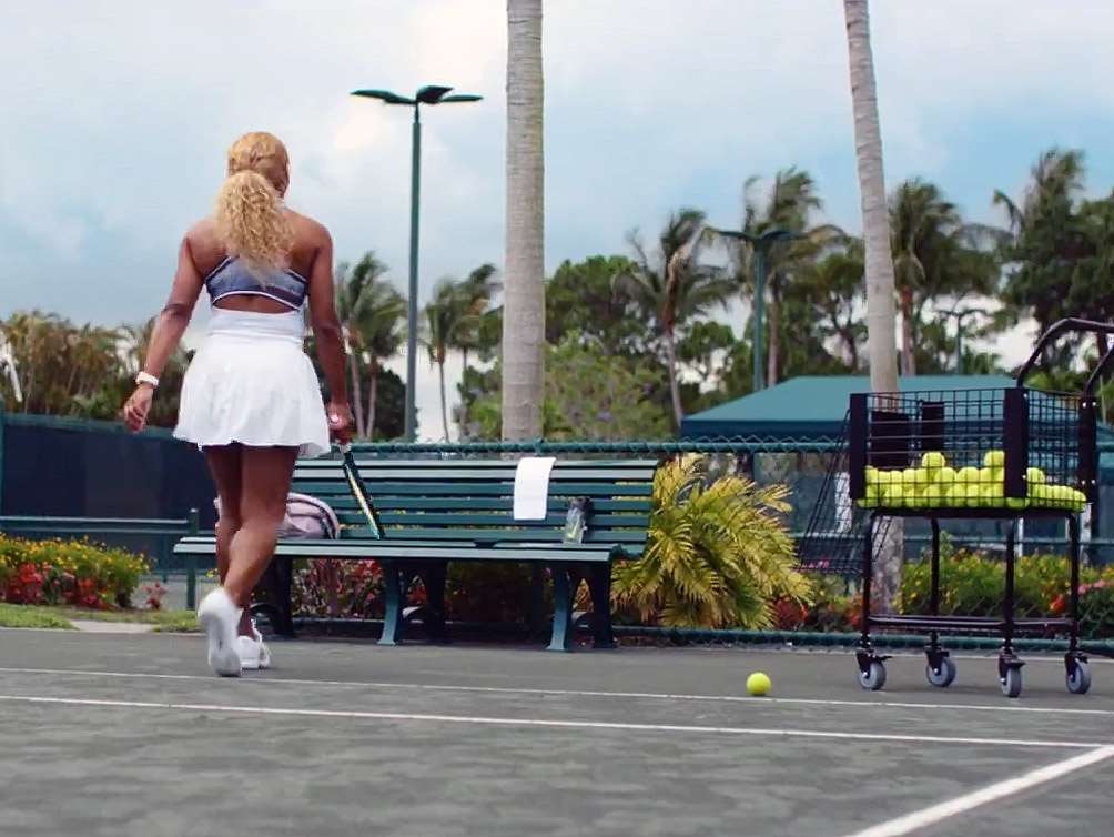 美國女網名將小威廉絲(Serena Williams)將重返賽場。圖為小威廉絲1日社群媒體發文，附上一段她身穿白色Nike網球服走在球場上的影片。(翻攝X@Serena Williams)