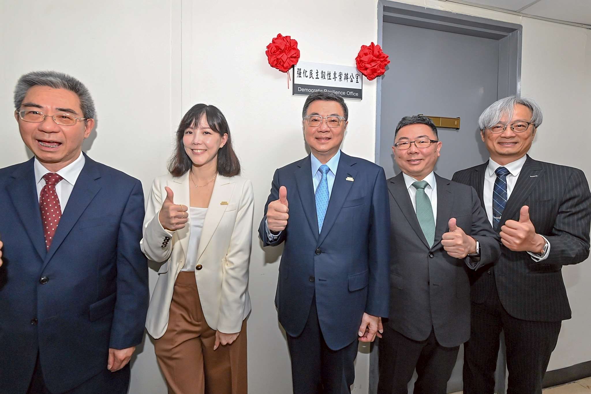 行政院長卓榮泰(中)17日出席「強化民主韌性專案辦公室」揭牌儀式。(圖：行政院提供)