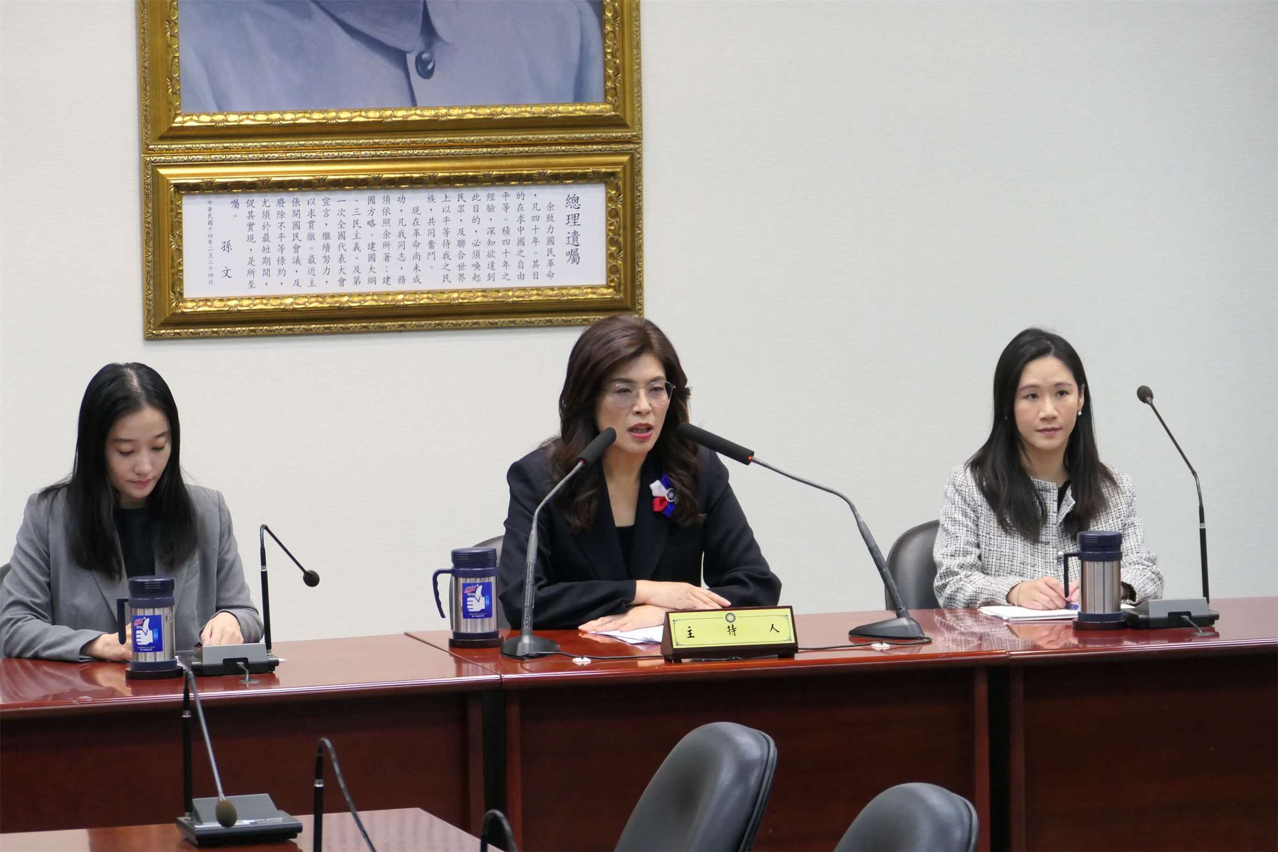 國民黨主席鄭麗文將於晚間啟程訪美，她今天(1日)下午於國民黨中央黨部召開行前記者會。（趙婉淳 攝)