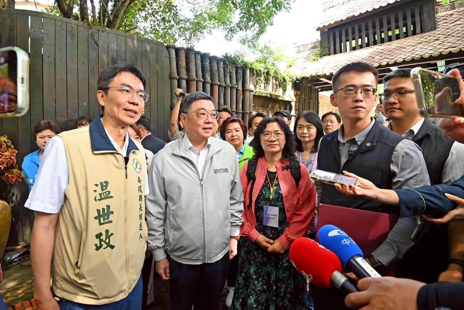 行政院長卓榮泰13日到南投參訪水里蛇窯陶藝文化園區。(行政院提供)