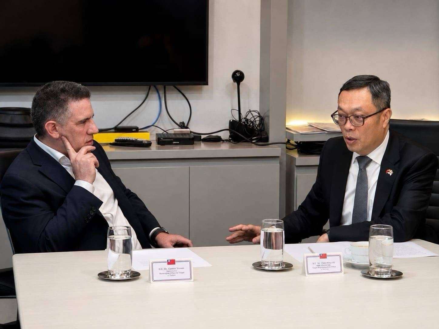 外交部政務次長陳明祺(右)與巴拉圭資通訊科技部長畢亞德(Gustavo Villate, 左)討論台巴主權AI算力中心投資案進程。(圖:外交部)