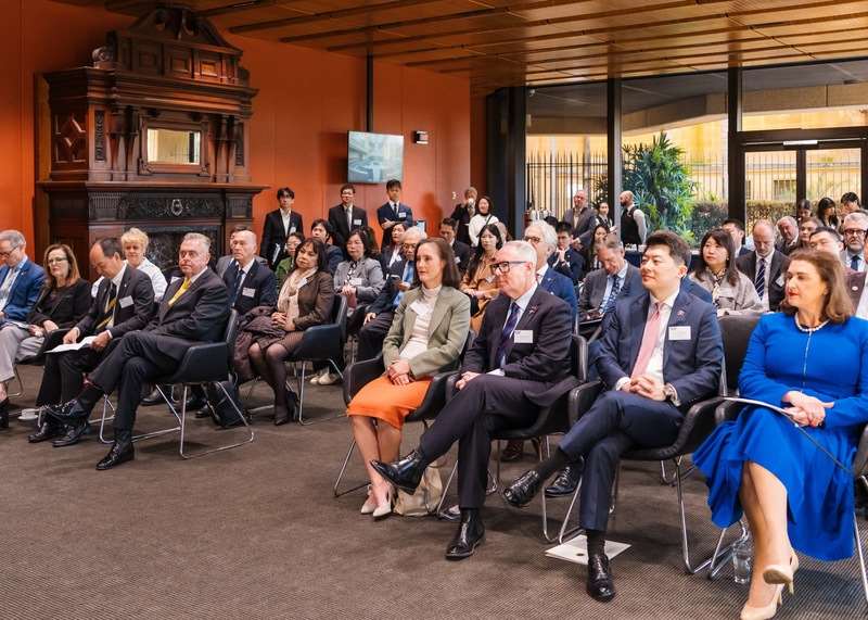 澳洲新南威爾斯州（NSW）州議會的台灣、美國及日本三大友誼小組24日舉辦「印太夥伴交流：彰顯共享價值，鏈結區域友誼」聯合茶會；駐雪梨辦事處處長吳正偉（前排右二）等多國領事和代表應邀出席。（駐雪梨辦事處提供）