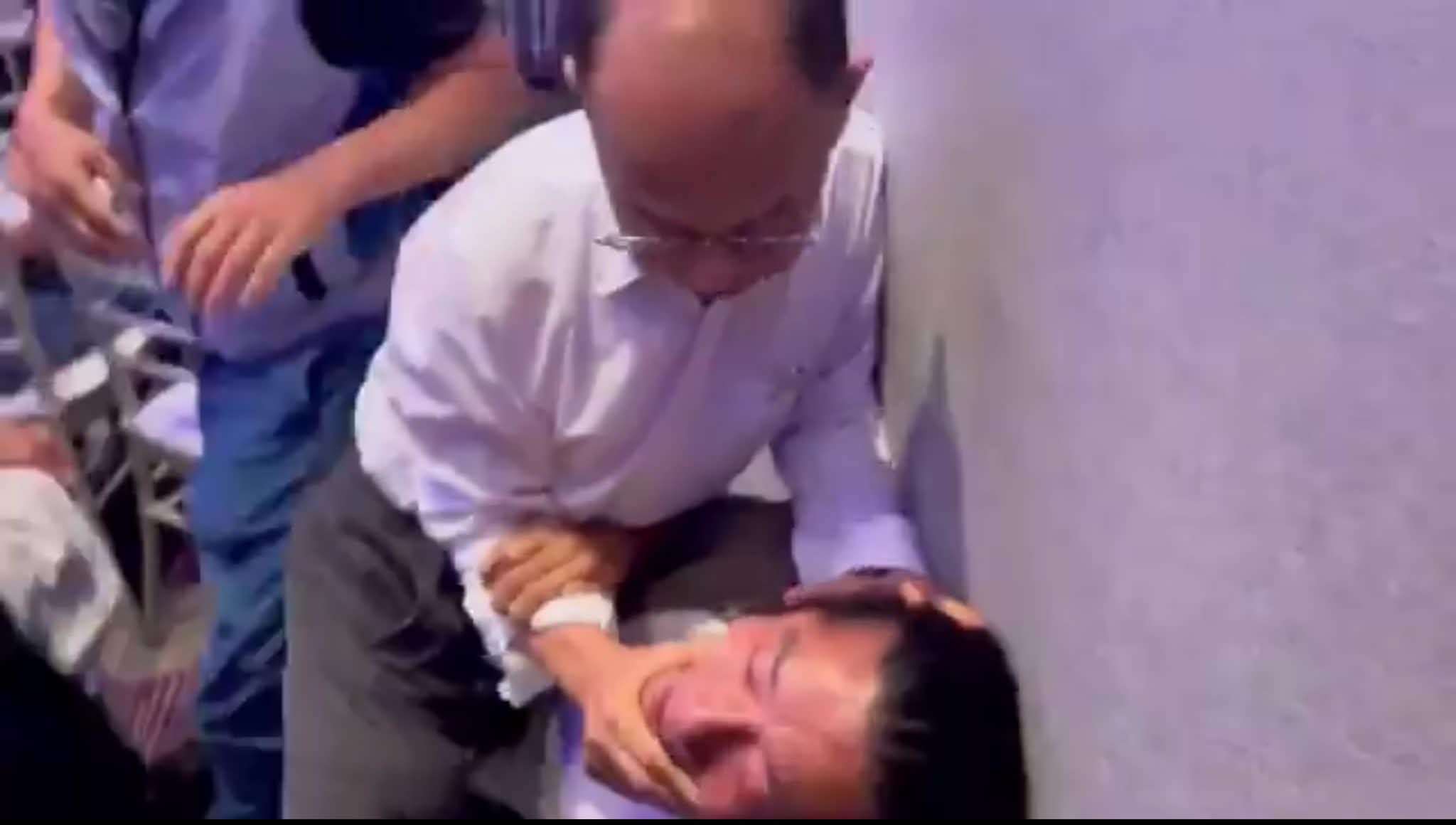 國民黨主席鄭麗文洛城演講發生暴力事件，中國民主黨成員現場提問遭到痛毆(界立建提供)