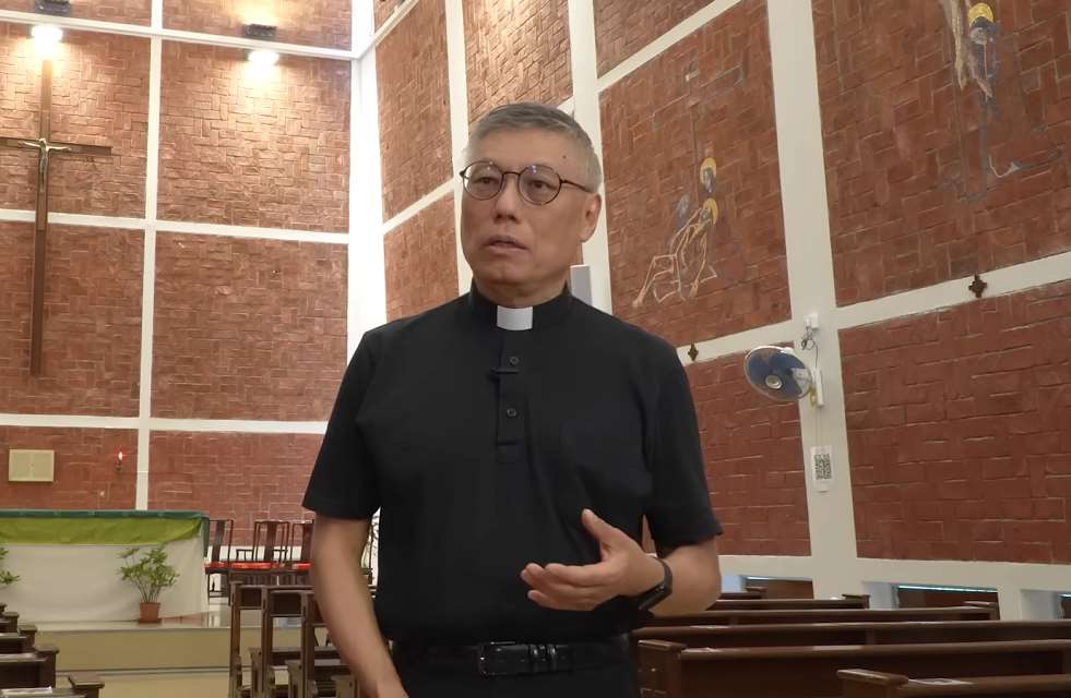 在距離「6月的敏感日子」（六四事件週年紀念）不遠之際，天主教香港教區主教周守仁樞機1日率團前往中國四川省訪問交流5天，以展示他自己、教會與大陸交往的誠意，擔任梵蒂岡與大陸之間的橋樑。(圖擷自YouTube)
