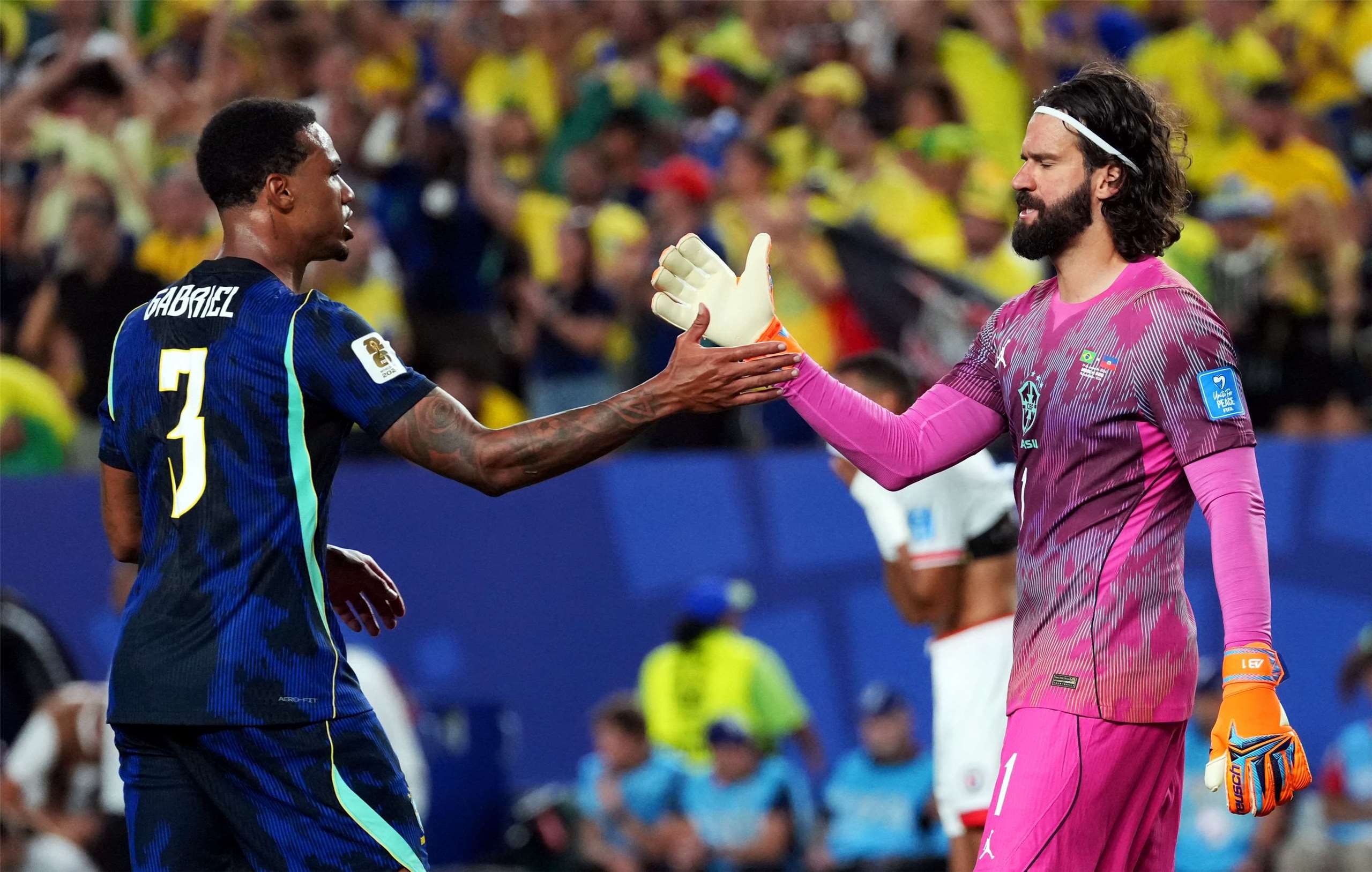 2026年世界盃C組賽事中，巴西第二場對上海地時，門將貝克(Alisson Becker)(右)穿著粉紅色球衣上場。圖為貝克與隊友馬加良斯( Gabriel Magalhaes)擊掌慶祝。(路透社/達志影像)