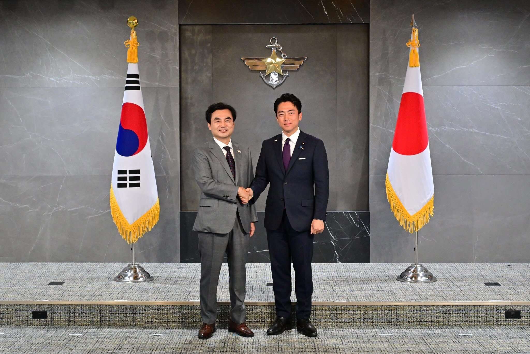 南韓國防部長安圭伯(左)在首爾與日本防衛大臣小泉進次郎(右)舉行會談，雙方同意探討深化防務合作的方式。(圖：X@ModJapan_jp)