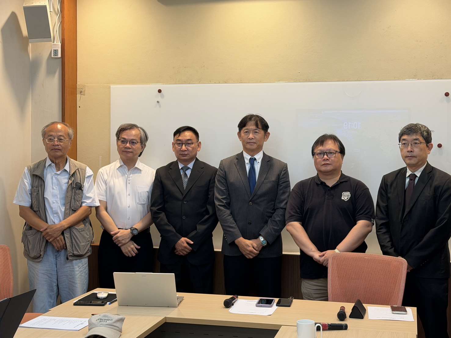 針對陸軍寬頻無線電採購案引發關注，台灣韜略策進學會9日召開記者會呼籲「跳頻」應列入採購必要規格。(鄭佑漢 攝)