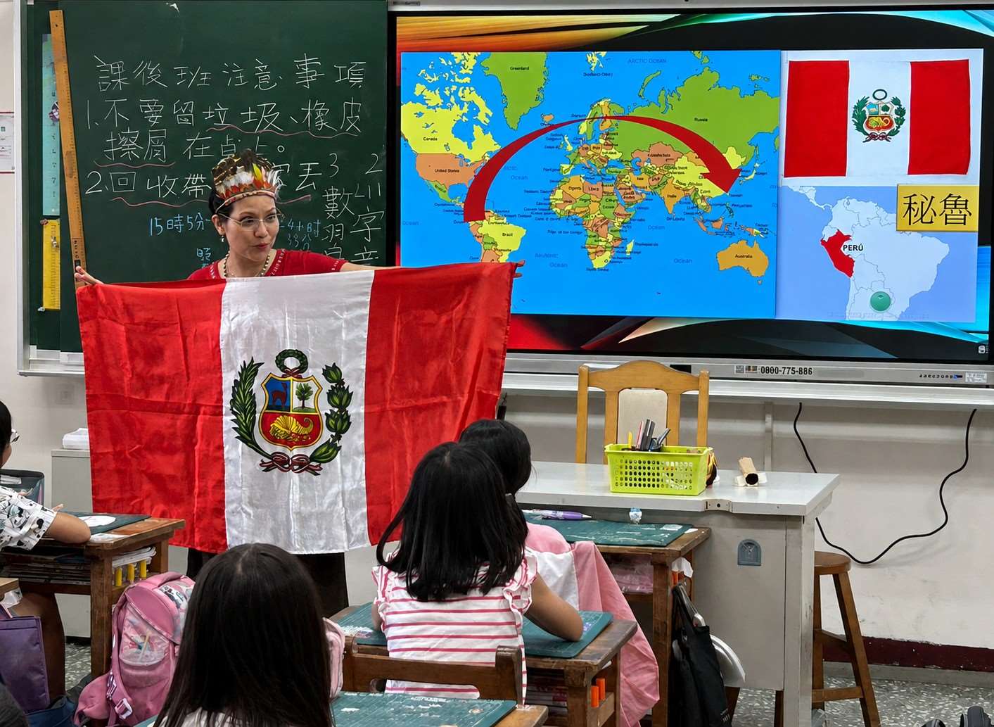 中原大學學生李娟倪介紹秘魯家鄉。(中原大學提供)