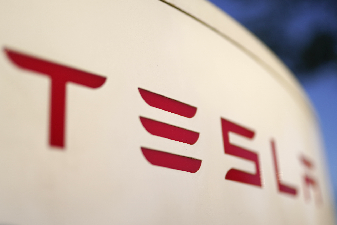 Tesla Taiwan表示，Tesla全自動輔助駕駛FSD受駕駛監督(Supervised)系統，已在美、加、墨等12個國家或地區開放或通過監管核准，Tesla積極推進FSD在台審驗及未來實際落地方案。