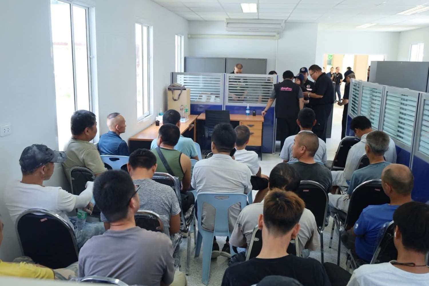泰國當局日前在普吉府查獲22名涉嫌非法工作的外籍人士，其中包括19名中國籍及3名緬甸籍勞工。 (圖:Mizzima)