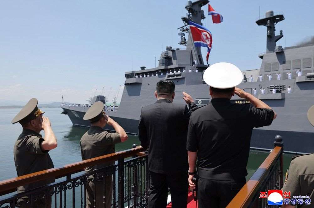 北韓領導人金正恩23日出席在南浦港(Nampho port)舉行的儀式，慶祝新型多用途驅逐艦「崔賢號」正式部署服役。(圖:KCNA)