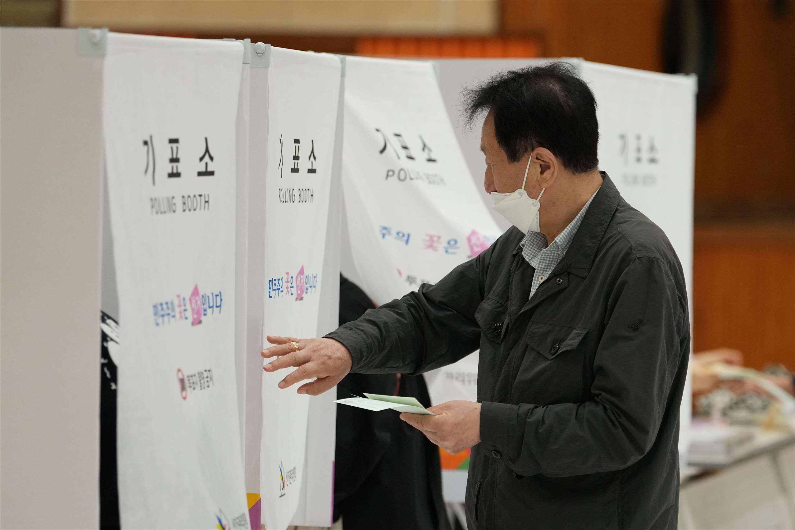 韓國地方選舉3日登場，投票將於韓國時間下午6時截止。